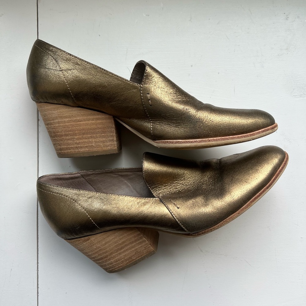 Silent D distressed gold pumps | size 40